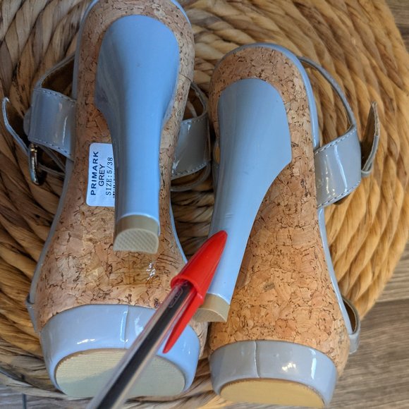 NWOT (W7) - ATMOSPHERE Grey Patent T-Strap Platform Sandal - Picture 9 of 13